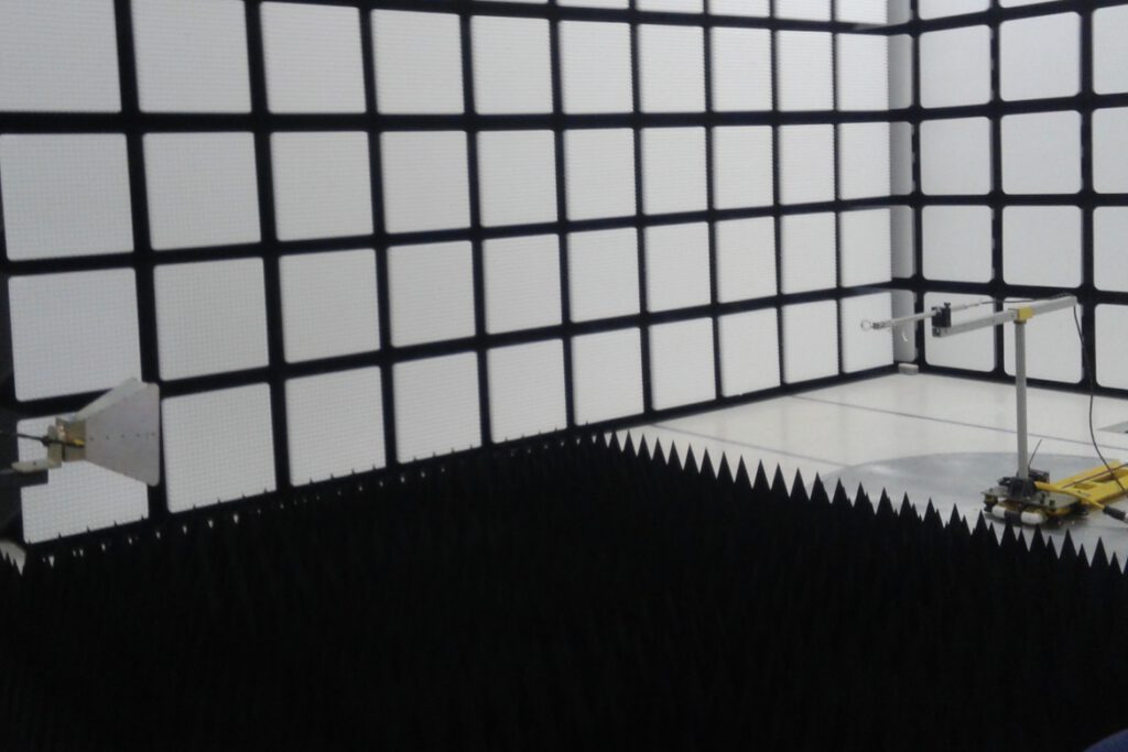 Câmara anecóica de pequeno porte para ensaios eletromagnéticos em veículos