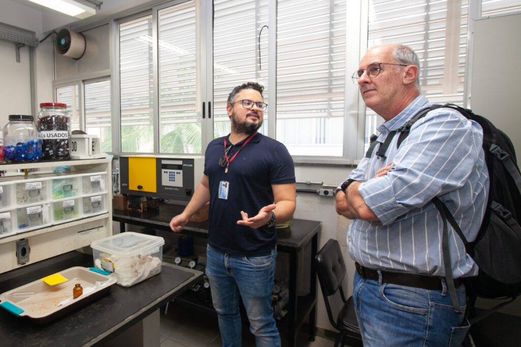 Dioxide Indústria visita instalações da Escola de Engenharia da UFMG